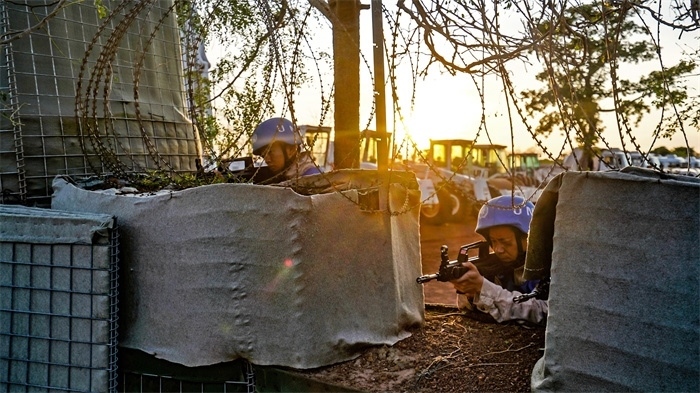 瞭望偵察一線情況。張洪奧攝