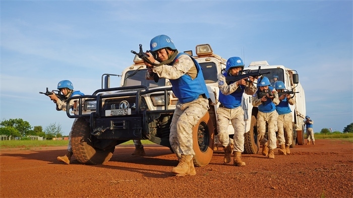 應(yīng)急分隊戰(zhàn)術(shù)行進。張洪奧攝