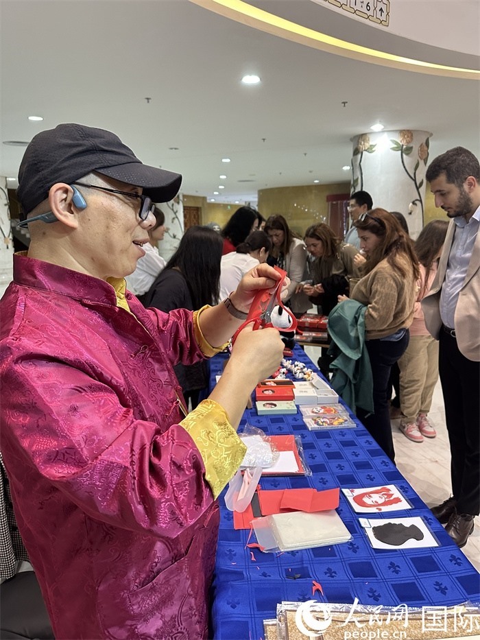 中國傳統(tǒng)非物質(zhì)文化遺產(chǎn)傳承人展示技藝 。人民網(wǎng)記者 郝瑞敏攝