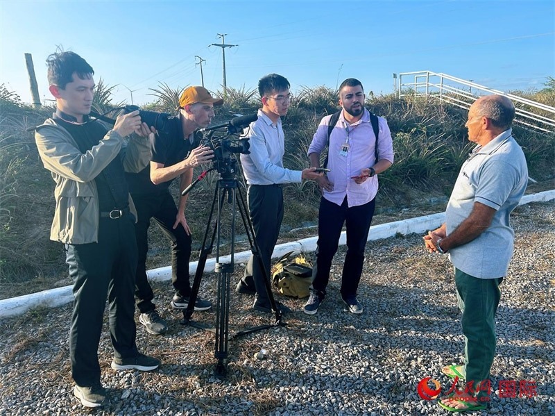 聯(lián)合采訪團(tuán)正在采訪因苦咸水淡化項(xiàng)目受益的當(dāng)?shù)孛癖?。人民網(wǎng)記者 陳一鳴攝