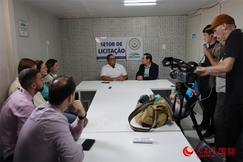 巴西東北部北里奧格蘭德州若昂卡馬拉市市長馬諾埃爾·貝爾納接受聯(lián)合采訪團(tuán)采訪。 人民網(wǎng)記者 時(shí)元皓攝