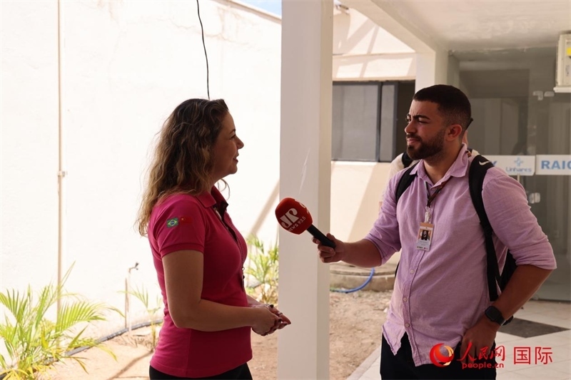 國網(wǎng)巴電文化中心負(fù)責(zé)人達(dá)尼埃拉·帕戈托接受參加聯(lián)合采訪團(tuán)的巴西記者采訪。 人民網(wǎng)記者 時(shí)元皓攝