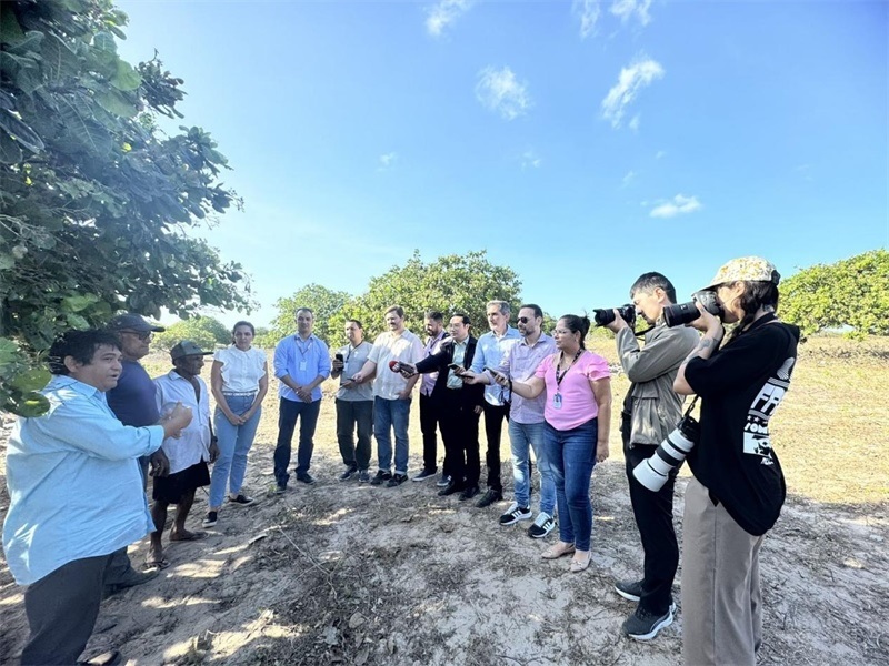 聯(lián)合采訪團(tuán)正在采訪中國企業(yè)在若昂卡馬拉市的扶貧開放項(xiàng)目 。孫佳攝