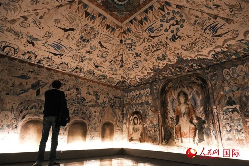 觀眾仿佛置身于數(shù)字復(fù)原的敦煌第285窟。人民網(wǎng)記者 尚凱元攝 