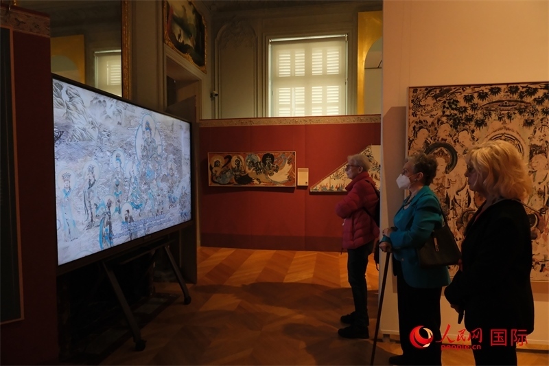 觀眾在展臺觀看錄像講解。人民網(wǎng)記者 尚凱元攝