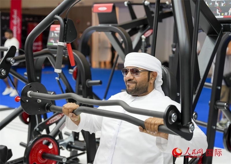 一名觀眾在體驗健身器材。人民網(wǎng)中東中心分社塔里克·易卜拉欣攝