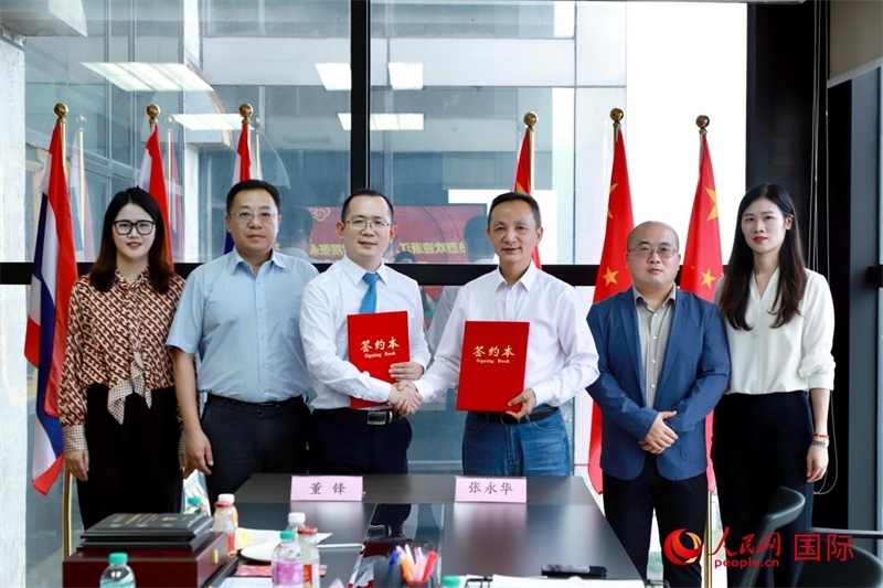 會(huì)談現(xiàn)場。左三為泰中僑商聯(lián)合會(huì)副主席董峰；右三為浙江大學(xué)光華法學(xué)院黨委書記張永華。人民網(wǎng)記者 簡承淵攝