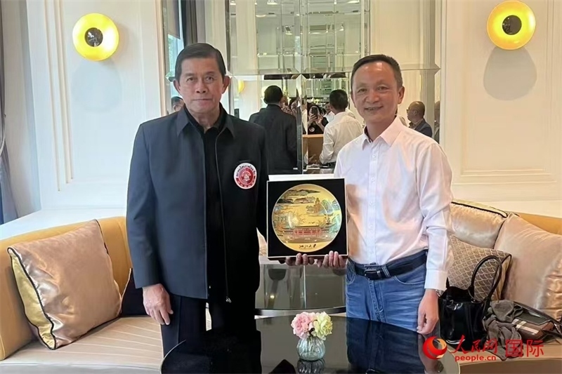 泰中友好協(xié)會(huì)會(huì)長、泰國前副總理功·塔帕朗西（左一）會(huì)見浙大團(tuán)組一行。人民網(wǎng)記者 簡承淵攝