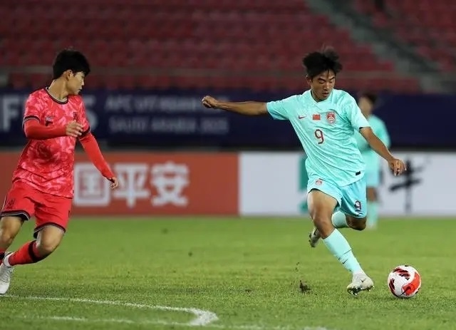 國少隊球員魏祥鑫（右）比賽中傳球。新華社記者 李鋼攝