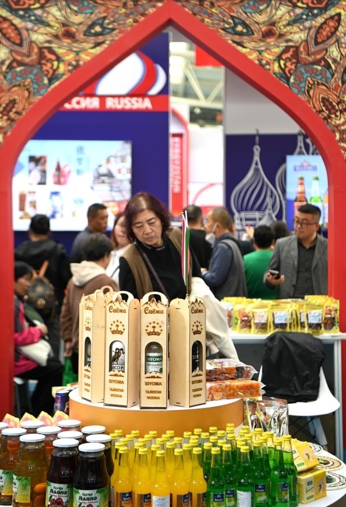 10月25日，觀眾在楊凌農(nóng)高會上合組織國家農(nóng)業(yè)展區(qū)了解農(nóng)產(chǎn)品。新華社記者 鄒競一 攝