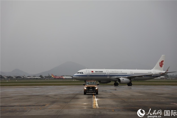 國航上海——河內(nèi)首班飛機抵達河內(nèi)內(nèi)排機場。人民網(wǎng)記者 楊曄攝