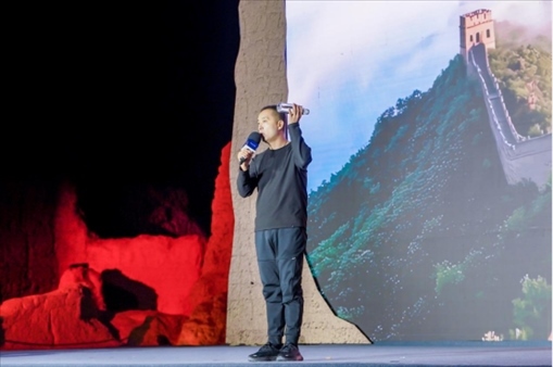 李剛在“何以中國·五星出東方”網(wǎng)絡(luò)主題宣傳活動現(xiàn)場演講。人民視頻供圖