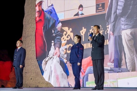 張曉波（右一）在“何以中國(guó)·五星出東方”網(wǎng)絡(luò)主題宣傳活動(dòng)現(xiàn)場(chǎng)演講。人民視頻供圖