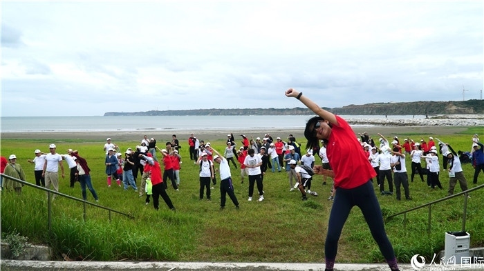 開跑前的熱身運(yùn)動(dòng)。人民網(wǎng) 蔣曉辰攝