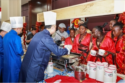 恩賈梅納大學孔子學院的學生們對中國餃子情有獨鐘。主辦方供圖