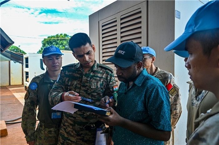 核查發(fā)電設(shè)備。鄧原淘攝