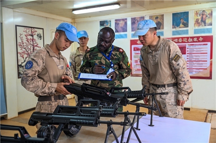 檢查槍支性能。孫千攝