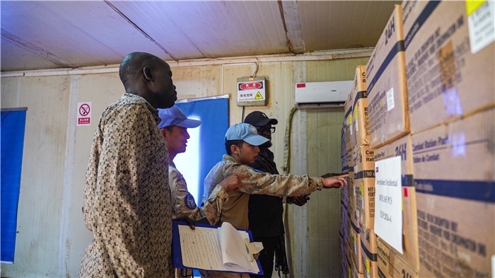 圖7.檢查給養(yǎng)物資。馬騫攝