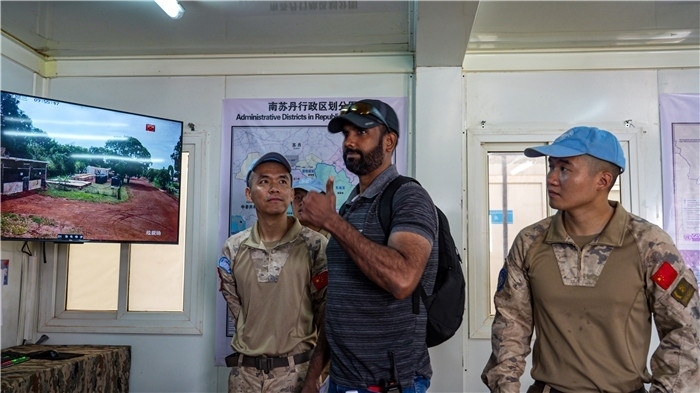 核查官員稱贊。王軍杰攝