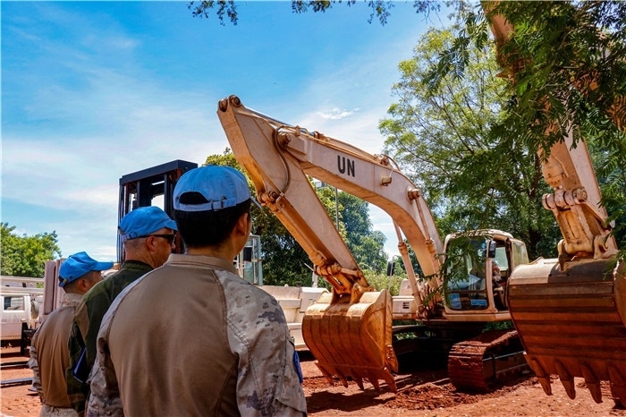 檢查裝備性能。謝坤攝