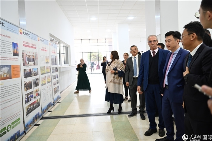 中企向阿爾及利亞大學(xué)捐贈電教設(shè)備圖片展。人民網(wǎng)記者 郝瑞敏攝