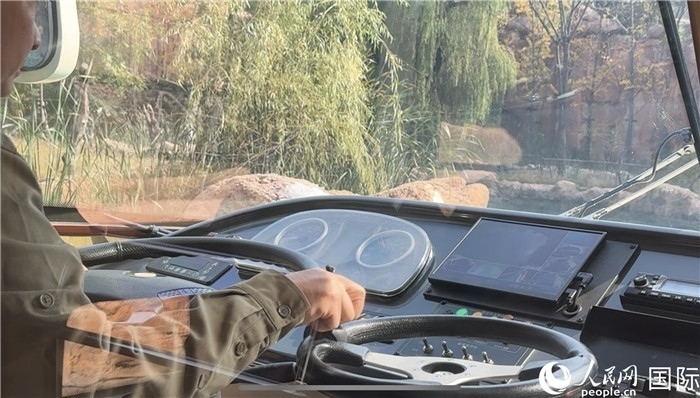 鄭州銀基動物王國水陸兩棲觀光車駕駛室。人民網(wǎng) 謝瑩攝