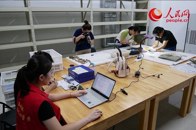 普查隊員們正在庫房內(nèi)工作。人民網(wǎng)記者 韋衍行攝