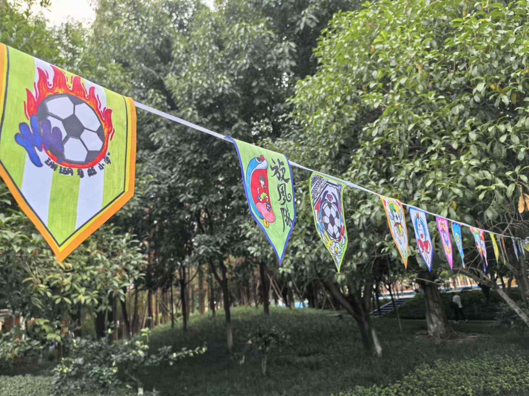 珊瑚魯能小學(xué)學(xué)生們手繪的“班超”隊(duì)徽。 人民網(wǎng)記者 楊磊攝