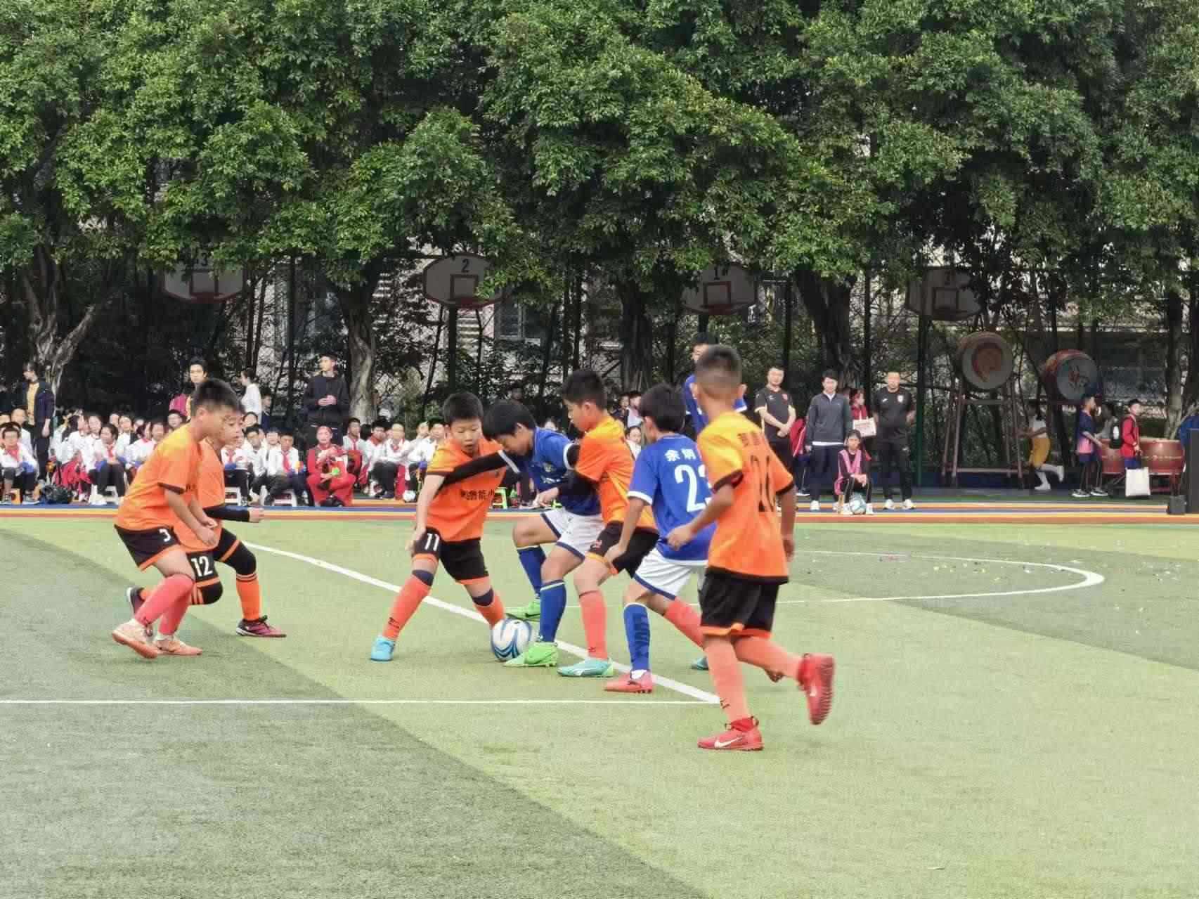 珊瑚魯能小學(xué)的學(xué)生們?cè)谶M(jìn)行足球比賽。 人民網(wǎng)記者 楊磊攝