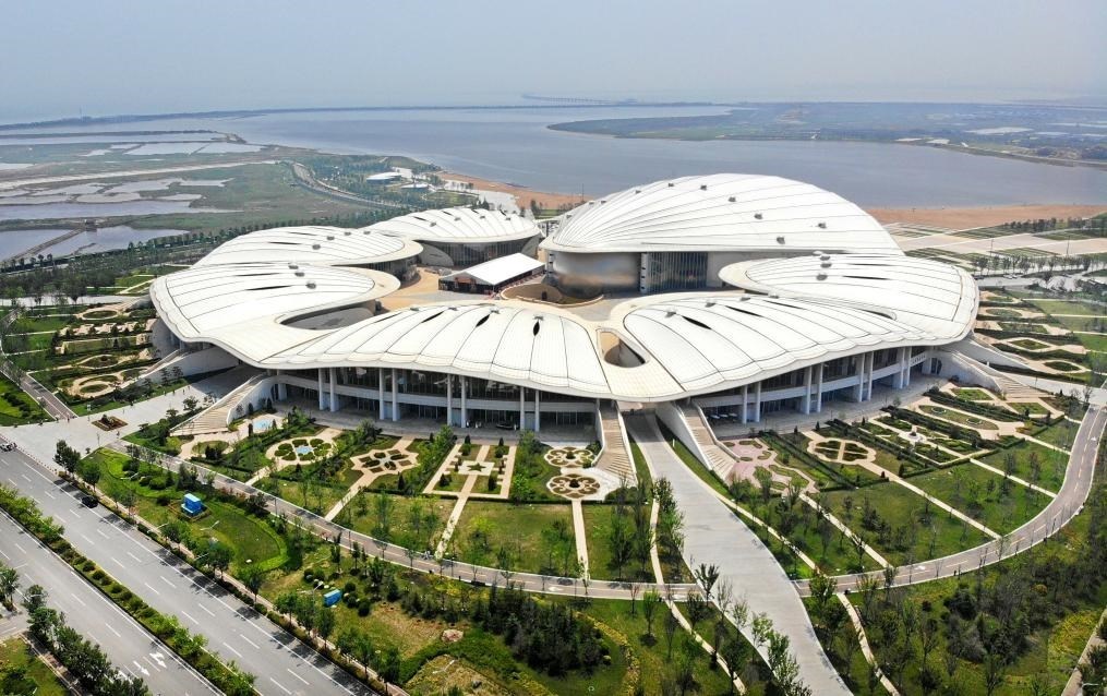 位于中國—上海合作組織地方經(jīng)貿(mào)合作示范區(qū)的青島·上合之珠國際博覽中心（2024年7月18日攝，無人機(jī)照片）。新華社記者李紫恒 攝