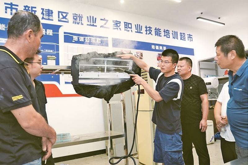 黨的二十屆三中全會強調(diào)，要健全終身職業(yè)技能培訓(xùn)制度。圖為2024年9月12日一位老師在給學(xué)員進行家電清洗技術(shù)培訓(xùn)。 新華社記者 萬象/攝