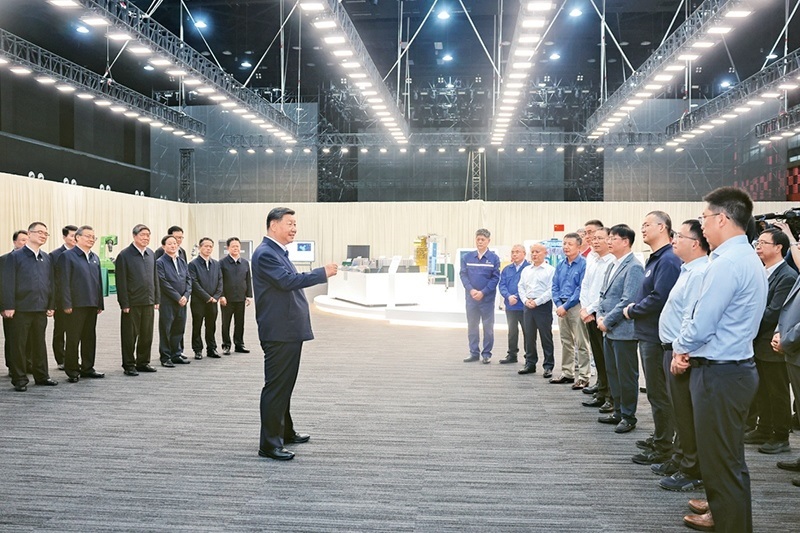 2024年10月17日至18日，中共中央總書(shū)記、國(guó)家主席、中央軍委主席習(xí)近平在安徽考察。這是17日下午，習(xí)近平在合肥濱湖科學(xué)城考察時(shí)，同現(xiàn)場(chǎng)科研人員和企業(yè)負(fù)責(zé)人親切交流。 新華社記者 鞠鵬/攝