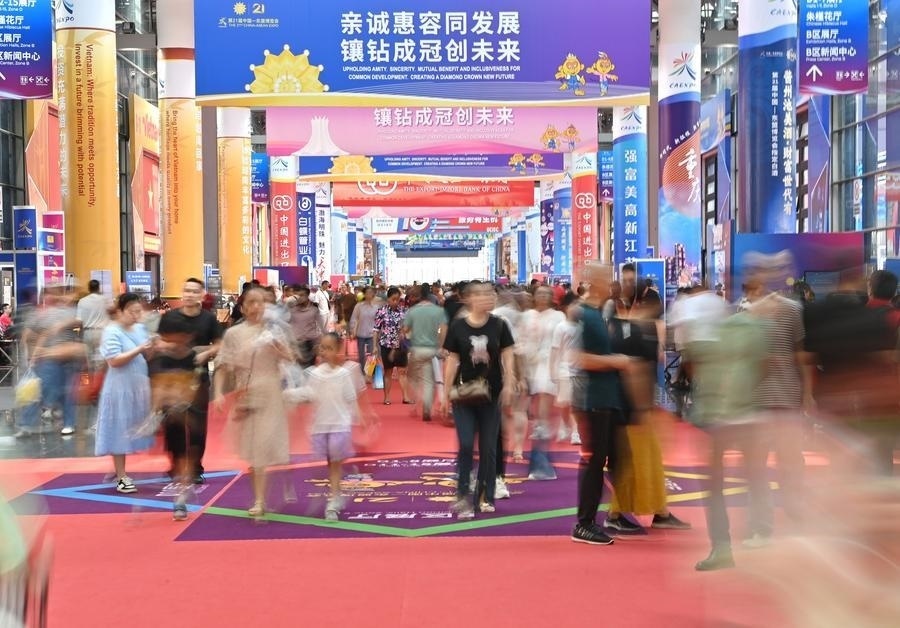 2024年9月28日，觀眾在廣西南寧市舉行的第21屆中國(guó)—東盟博覽會(huì)上參觀。新華社記者 周華 攝