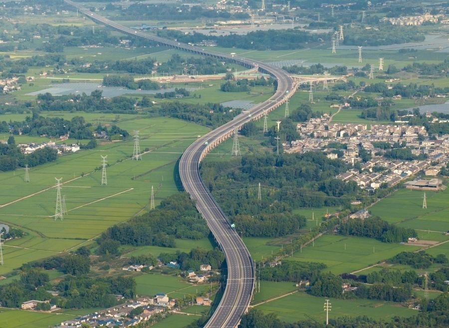 俯瞰四川天府新區(qū)至邛崍高速公路一角（2024年7月2日攝，無(wú)人機(jī)照片）。新華社記者 江宏景 攝