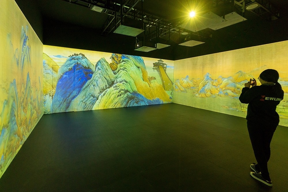 2019年1月29日，上海，市民在“千里江山圖科技藝術(shù)展”上參觀北宋名畫《千里江山圖》的AR全景展示并打卡拍照。
