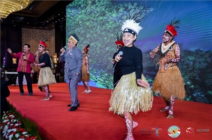 山東濟(jì)寧職業(yè)技術(shù)學(xué)校印尼巴布亞留學(xué)生演唱與大使一起演唱巴布亞傳統(tǒng)歌曲。印尼駐華大使館供圖