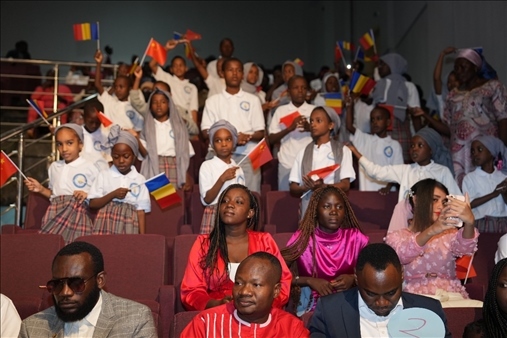 現(xiàn)場(chǎng)觀眾與決賽選手熱情互動(dòng)。中國(guó)石油非洲公司供圖