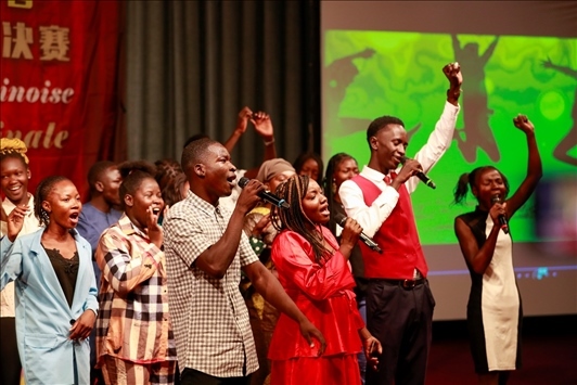 孔子學(xué)院的同學(xué)們演唱中文歌曲《明天會(huì)更好》。中國(guó)石油非洲公司供圖