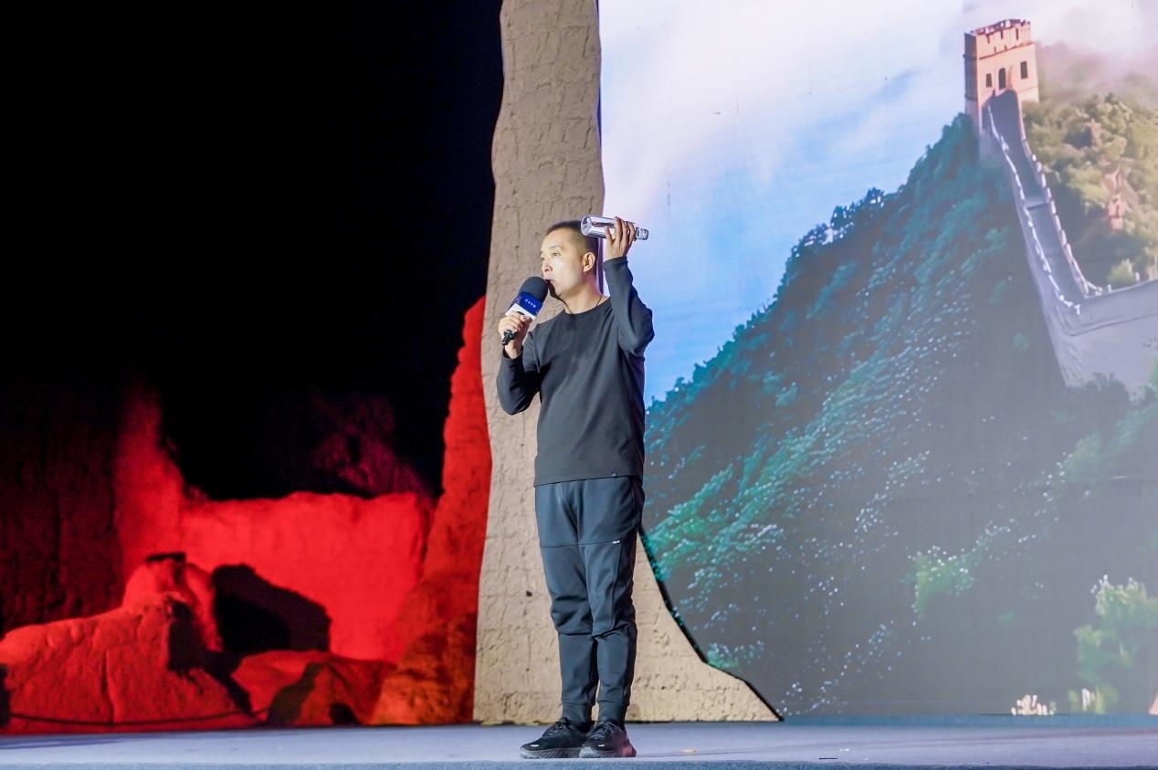 李剛在“何以中國·五星出東方”網(wǎng)絡主題宣傳活動現(xiàn)場演講。人民視頻供圖