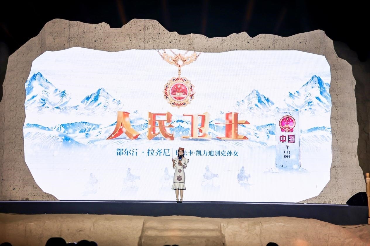 都爾汗·拉齊尼在“何以中國·五星出東方”網(wǎng)絡主題宣傳活動現(xiàn)場演講。人民視頻供圖