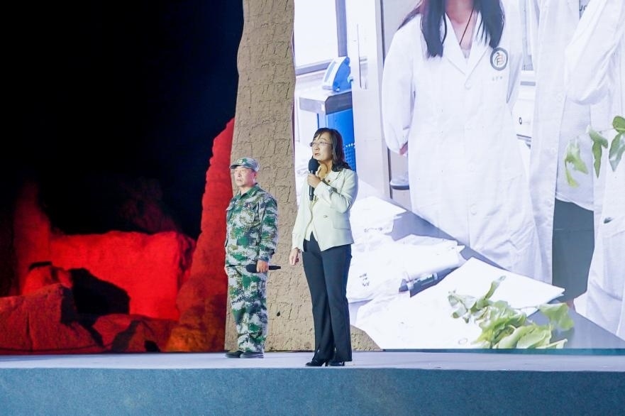 吳翠云（右一）在“何以中國·五星出東方”網(wǎng)絡主題宣傳活動現(xiàn)場演講。人民視頻供圖