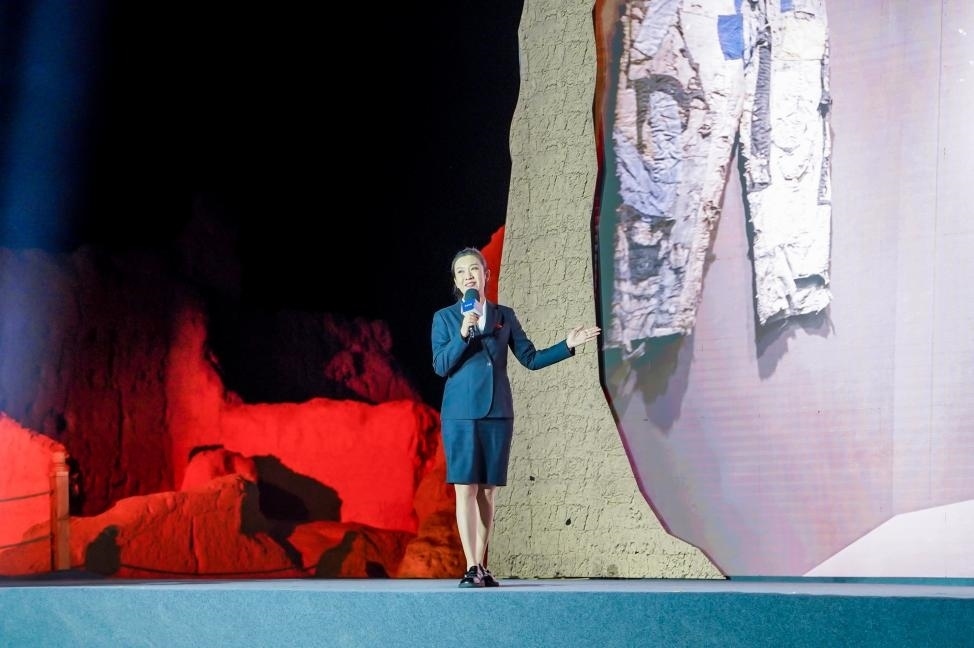 顧晨葉在“何以中國·五星出東方”網(wǎng)絡主題宣傳活動現(xiàn)場演講。人民視頻供圖