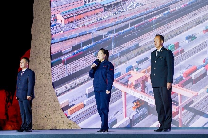 早吾扎?哈力賽（左二）在“何以中國·五星出東方”網(wǎng)絡主題宣傳活動現(xiàn)場演講。人民視頻供圖