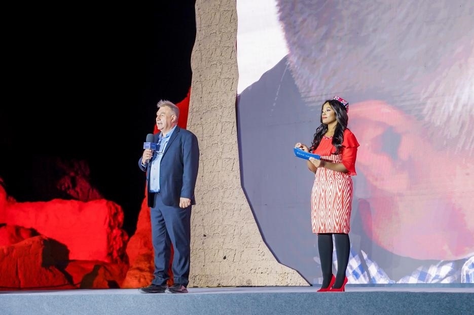 丹尼（左一）在“何以中國·五星出東方”網(wǎng)絡主題宣傳活動現(xiàn)場演講。人民視頻供圖