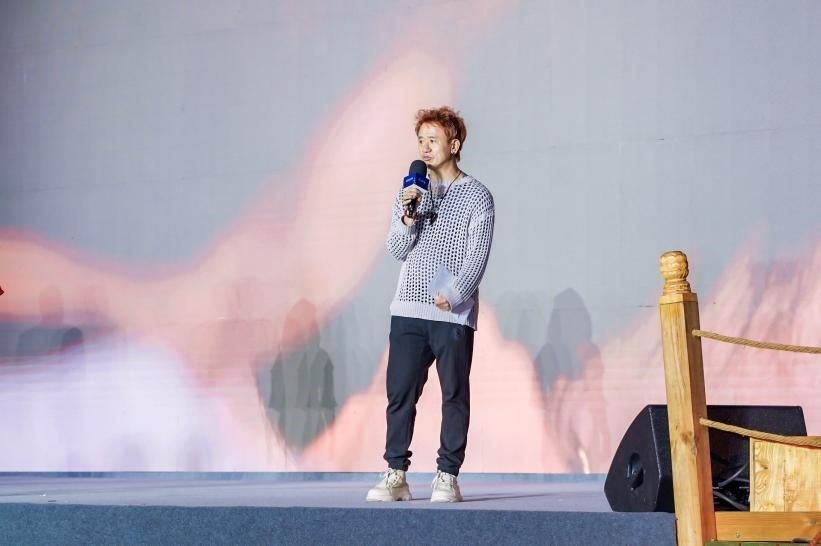 安鐘旭在“何以中國·五星出東方”網(wǎng)絡主題宣傳活動現(xiàn)場演講。人民視頻供圖