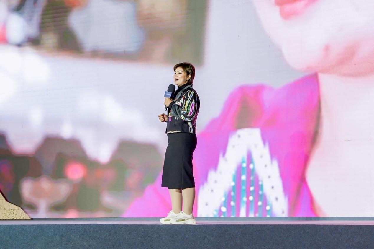 如克亞木·麥提賽地在“何以中國·五星出東方”網(wǎng)絡主題宣傳活動現(xiàn)場演講。人民視頻供圖