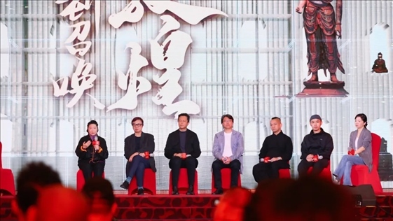 《受到召喚·敦煌》眾主創(chuàng)現(xiàn)場分享創(chuàng)作故事。主辦方供圖