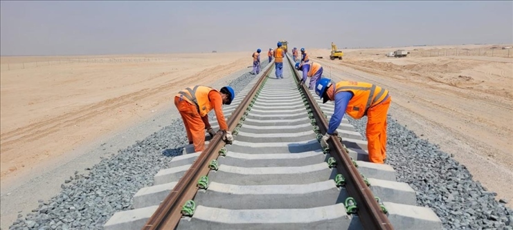 阿提哈德鐵路二期A標項目施工中。中建中東供圖