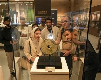 阿聯酋青年在良渚文化博物院參觀。中國銀行供圖