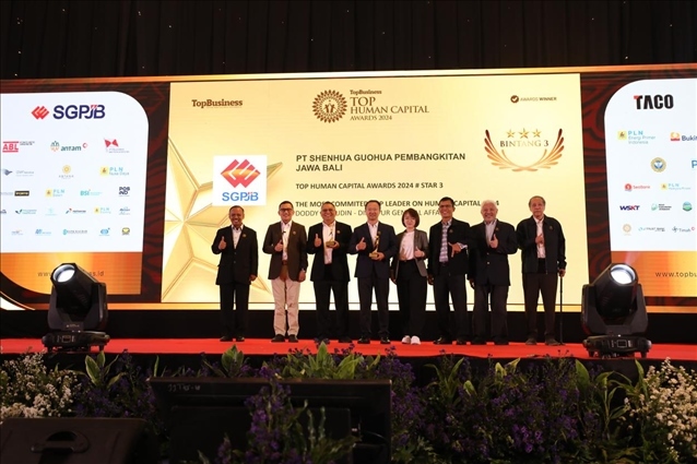 國(guó)能印尼爪哇發(fā)電公司董事長(zhǎng)趙志剛（左四）與其他獲獎(jiǎng)?wù)吆嫌?。?guó)能印尼爪哇發(fā)電公司供圖